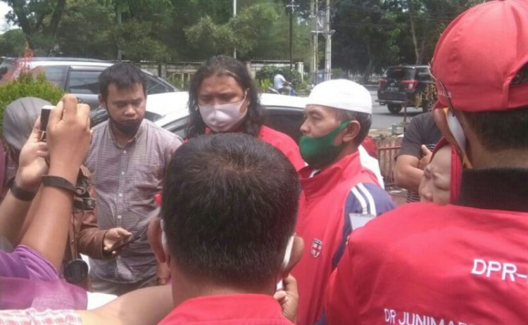 Abdul Wahid Katino (mengenakan peci) salah seorang warga yang menggugat Hefriansyah Noor, didampingi pengacara LBH Pematangsiantar, Prima Banjarnahor, saat memberi keterangan kepada wartawan usai sidang mediasi pertama di PN Siantar, Rabu (22/7/2020).