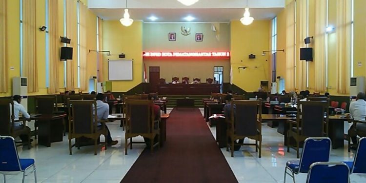 Suasana sidang paripurna persetujuan dan pengesahan Perda LKPJ Walikota Siantar TA 2019, di Gedung Harungguan, Selasa (28/7/2020). (isiantar/nda).
