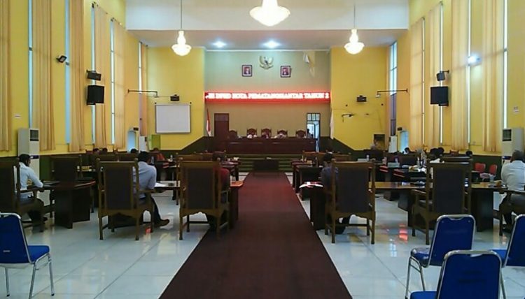 Suasana sidang paripurna persetujuan dan pengesahan Perda LKPJ Walikota Siantar TA 2019, di Gedung Harungguan, Selasa (28/7/2020). (isiantar/nda).