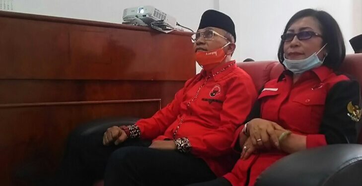 Pasangan Anton - Rospita saat mengikuti acara Pengumuman Tahapan III 75 Pasangan Calon Kepala Daerah Pilkada Serentak secara virtual, dari kantor DPC PDI Perjuangan Kabupaten Simalungun, Selasa (11/8/2020) pagi. (isiantar/nda).