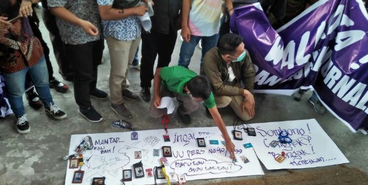 Aksi unjukrasa wartawan Siantar di depan pintu masuk kantor walikota sebelum beranjak ke Gedung DPRD, Kamis (13/8/2020).