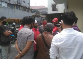 Abdul Wahid Katino salah seorang warga penggugat didampingi kuasa hukumnya saat diwawancarai wartawan usai sidang mediasi di PN Siantar.