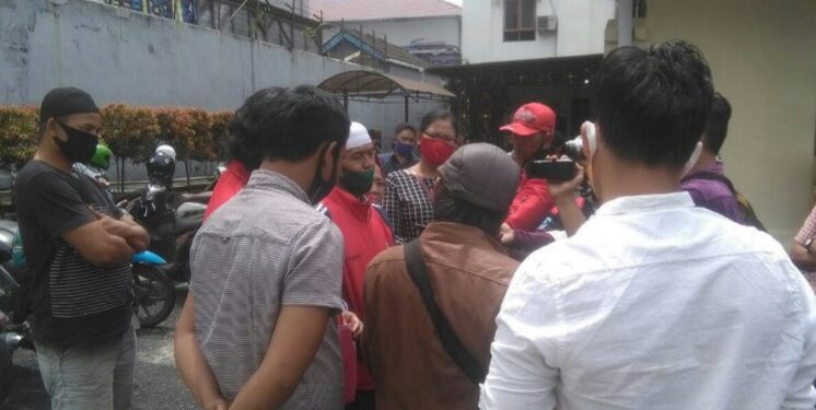 Abdul Wahid Katino salah seorang warga penggugat didampingi kuasa hukumnya saat diwawancarai wartawan usai sidang mediasi di PN Siantar.
