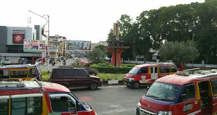Taman segitiga di depan pusat perbelanjaan Ramayana tempat Tugu Raja Siantar, Sangnaualuh Damanik, direncanakan akan dibangun kembali. (isiantar/nda).