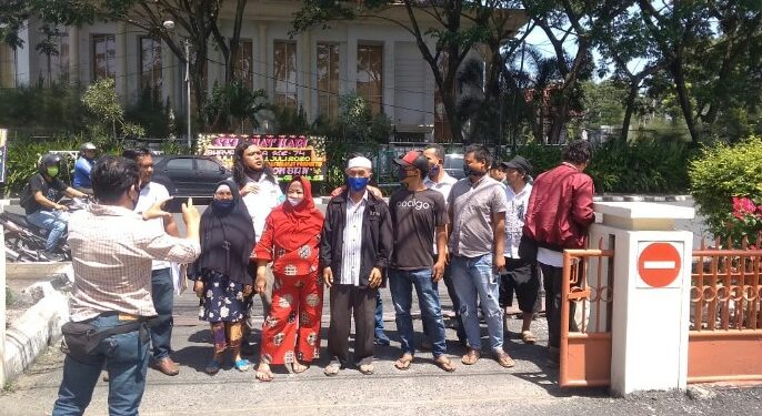Warga Gang Demak bersama tim pengacara LBH Pematangsiantar saat akan menghadiri sidang di PN Siantar.