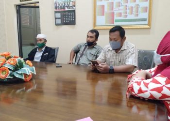 Adven Zetro dan Chandra Kusuma Pakpahan (tengah) dua pengacara LBH Pematangsiantar yang mendampingi warga Gang Demak dalam sidang mediasi, Selasa (8/9/2020).