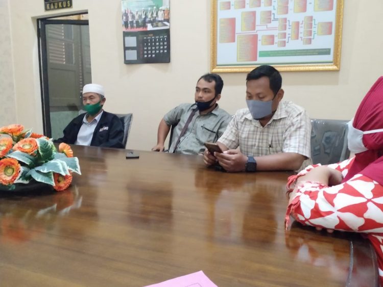 Adven Zetro dan Chandra Kusuma Pakpahan (tengah) dua pengacara LBH Pematangsiantar yang mendampingi warga Gang Demak dalam sidang mediasi, Selasa (8/9/2020).