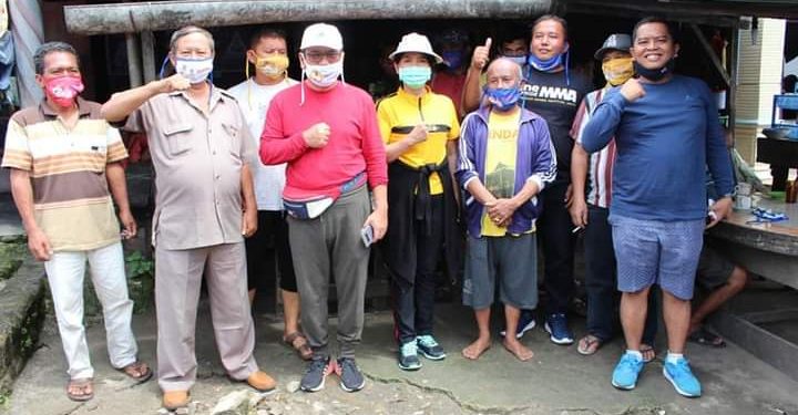 Asner Silalahi bersama Sakti Sihombing foto bersama dengan masyarakat yang mereka lintasi saat berolahraga jalan pagi di Kecamatan Siantar Marimbun, Sabtu (12/9).