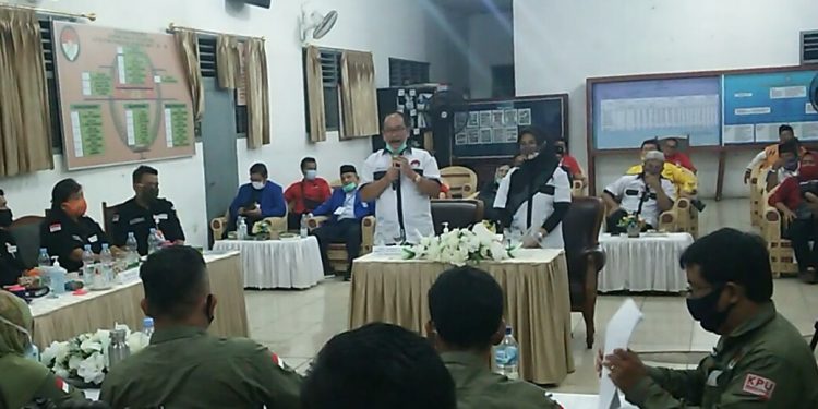 Pasangan Asner - Susanti berdiri saat menyampaikan sepatah-dua kata usai KPU Pematangsiantar usai menyatakan pendaftarannya diterima, Jumat (4/9) malam. (isiantar/nda).