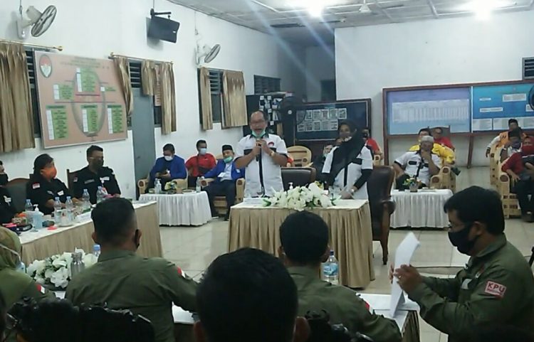 Pasangan Asner - Susanti berdiri saat menyampaikan sepatah-dua kata usai KPU Pematangsiantar usai menyatakan pendaftarannya diterima, Jumat (4/9) malam. (isiantar/nda).