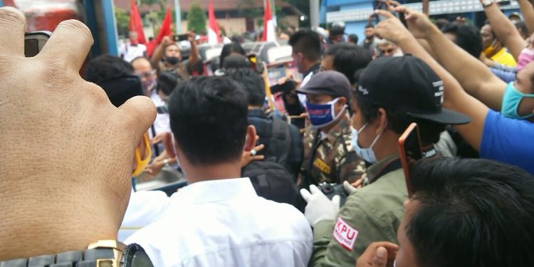 Suasana di depan gerbang masuk tempat pendaftaran Bacalon walikota dan wakil walikota Pematangsiantar, Jumat (4/9) sore. (isiantar/nda).