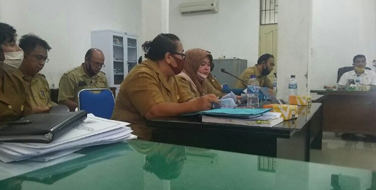 Kepala BPKD Kota Siantar, Masni, duduk di tengah pada barisan depan diantara deretan pejabat BPKD saat mengikuti rapat di Komisi II, Selasa (8/9/2020). (isiantar/nda).
