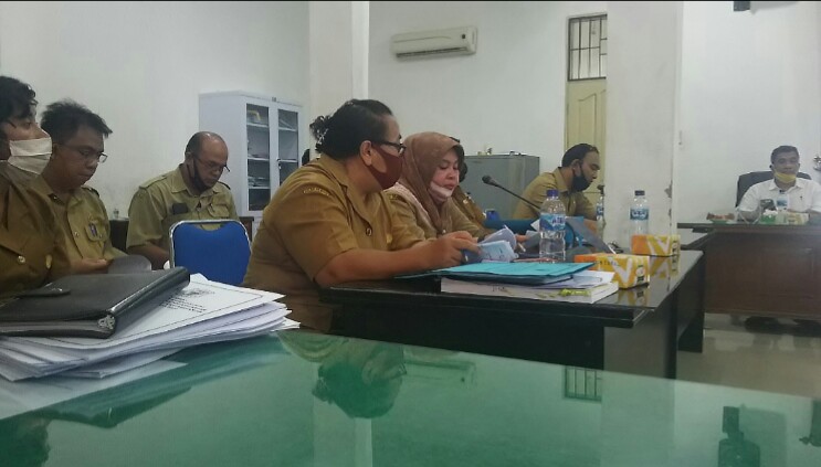 Kepala BPKD Kota Siantar, Masni, duduk di tengah pada barisan depan diantara deretan pejabat BPKD saat mengikuti rapat di Komisi II, Selasa (8/9/2020). (isiantar/nda).