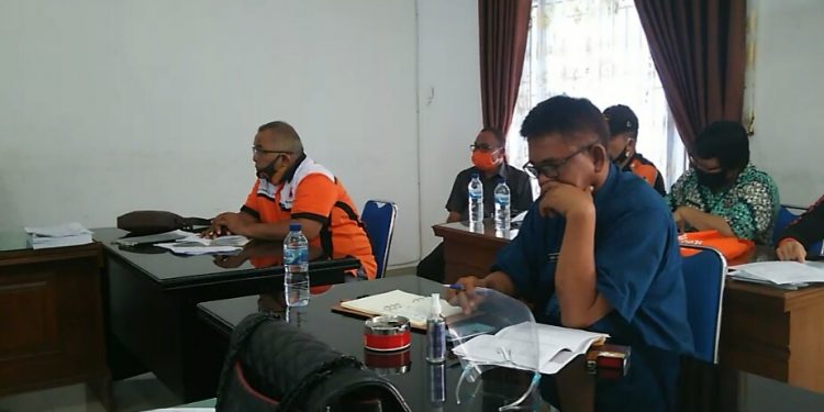 Juru Bicara GTPP Covid-19 Kota Siantar, Daniel Siregar, mengenakan kemeja biru dongker tanpa masker saat mengikuti rapat dengan Komisi III DPRD Siantar, Jumat ( 24/7/2020). (isiantar/nda).