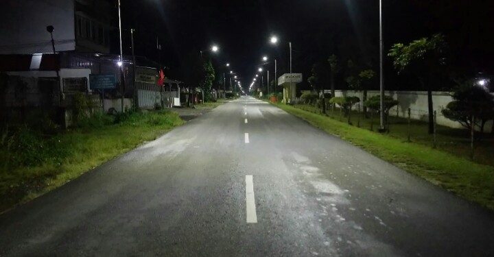 Deretan lampu jalan di Jalan Pdt Justin Sihombing depan pabrik rokok STTC. (isiantar/nda).