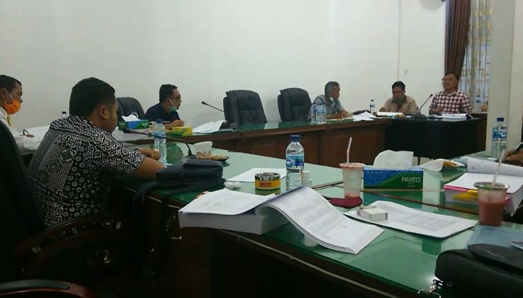 Suasana rapat Komisi III DPRD Siantar dengan Bappeda Siantar, Jumat (18/9) sore. (isiantar/nda).