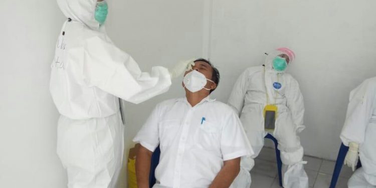 Kabag Keuangan PDAM Tirtauli, Mulyadi, saat mengikuti test Swab di Rumah Singgah OTG Jalan Sisingamangaraja, Rabu (23/9/2020).