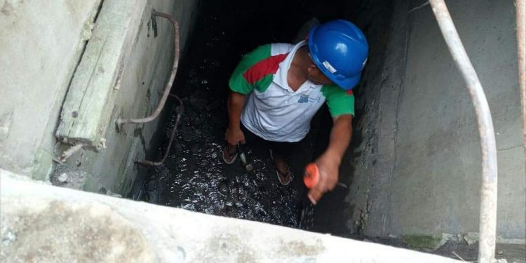 Petugas tim teknis PDAM Tirtauli sedang mengecek kebocoran pipa di bawah saluran irigasi, Jalan Pasar Batu, Rambung Merah, Sabtu (3/10/2020).