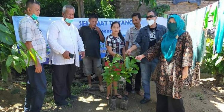 Tim LPPM USU meninjau lokasi pembangunan sumur resapan di Kelurahan Nagahuta, 15 Oktober 2020.