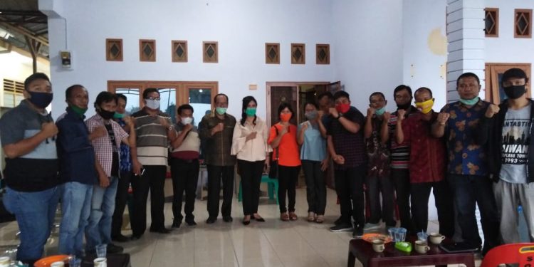 Alumni GMNI foto bersama dengan Asner Silalahi usai menggelar diskusi di kediaman Asner Silalahi, Minggu (11/10).