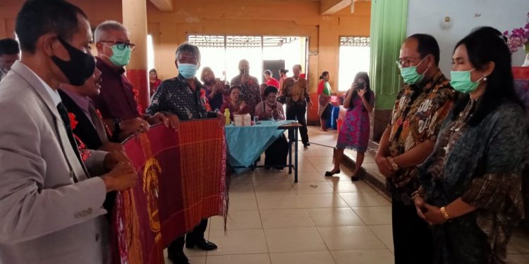 Prosesi penyematan ulos dari PBMNBB kepada Asner Silalahi, Selasa (13/10).