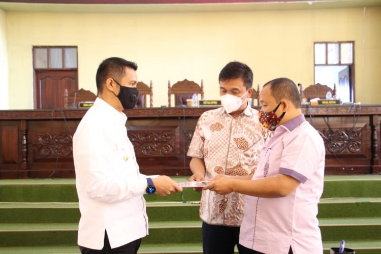 Ketua DPRD Kota Siantar, Timbul Lingga, menyerahkan berita acara Perda Perumda Air Minum Tirtauli kepada Walikota Siantar, Hefriansyah, Selasa (27/10).