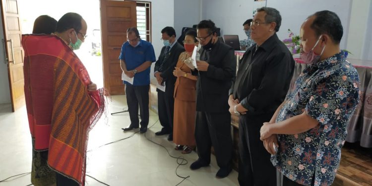 Asner Silalahi tengah didoakan oleh para pendeta HKBP se-Distrik V Sumatera Timur, Rabu (28/10/2020).