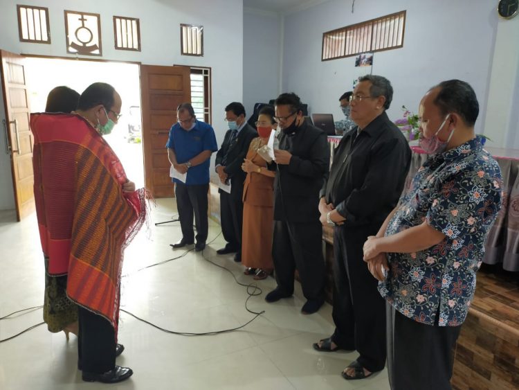 Asner Silalahi tengah didoakan oleh para pendeta HKBP se-Distrik V Sumatera Timur, Rabu (28/10/2020).