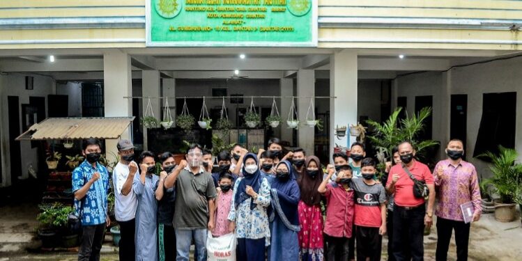 Dokter Susanti Dewayani SpA foto bersama dengan pengurus dan anak-anak Panti Asuhan Taruna Melati Muhammadiyah, Pematangsiantar.