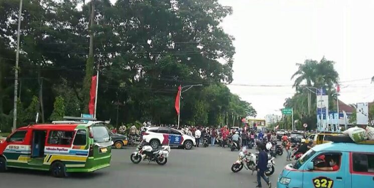 Detik-detik dua wartawan ditabrak mobil saat liput unjukrasa tolak UU Cipta Kerja di Jalan Merdeka, Senin (12/10). (isiantar/**)