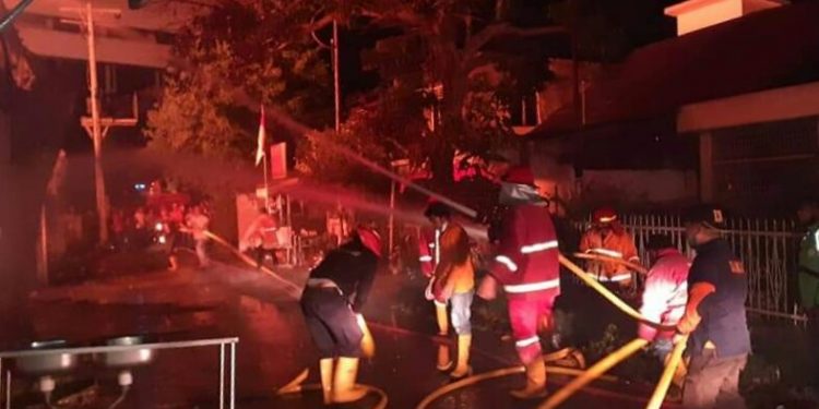 Personil Damkar Siantar saat memadamkan api kebakaran di ruko gudang gas LPG di Jalan Penyabungan, pada akhir Maret 2020.
