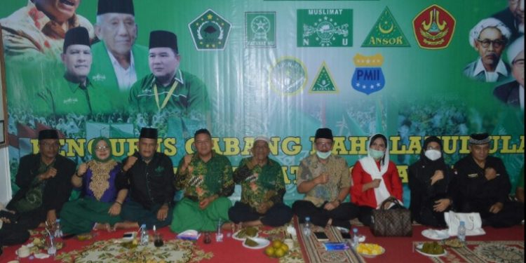 Asner Silalahi didampingi Istri Juliati Br Sihombing, dan Susanti Dewayani didampingi suami Erizal Ginting, foto bersama dengan Pengurus Cabang NU Kota Siantar, Jumat (16/10) sore, di Kantor PCNU Kota Siantar, di Jalan Pangururan.