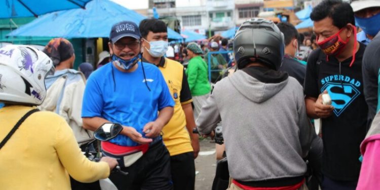 Asner Silalahi berbaju biru mengenakan topi, saat berolahraga pagi sambil menyapa warga di sekitar Parluasan, Rabu (21/20) pagi.