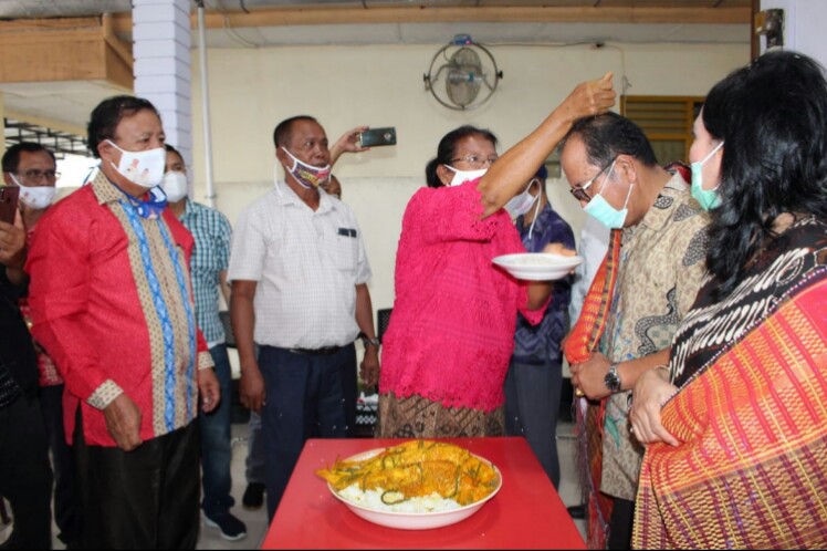 Asner Silalahi ditaburi Boras Sipir ni Tondi oleh Punguan Marga Raja Marpaung Anak dohot Boru se-Kota Pematangsiantar, Senin (26/10/2020).