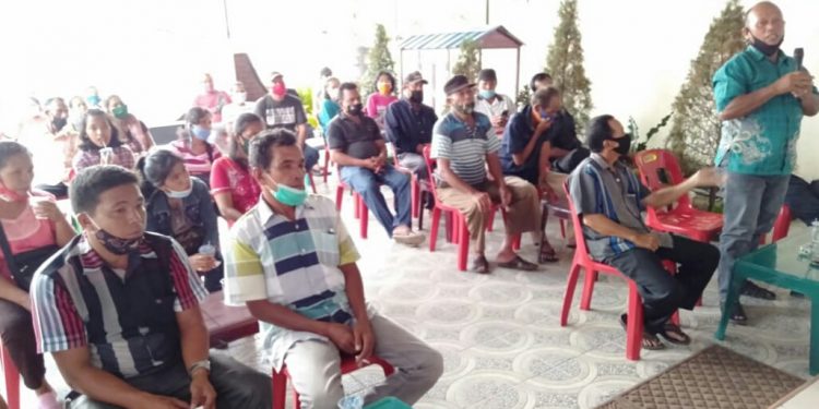 Para petani bertemu dengan Asner Silalahi, Rabu (28/10) sore.