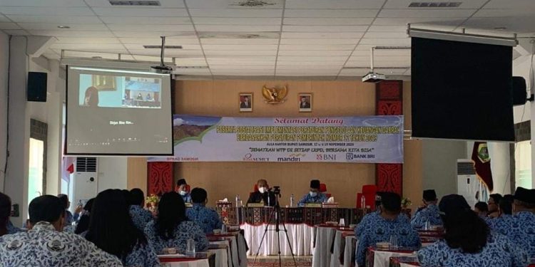 Suasana kegiatan Sosialisasi Impelementasi Peraturan Pengelolaan Keuangan Daerah sesuai di Aula Kantor Bupati Samosir, Selasa (17/11/2020).