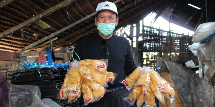 Asner Silalahi menunjukkan kerupuk produksi warga Kelurahan Mekar Nauli.