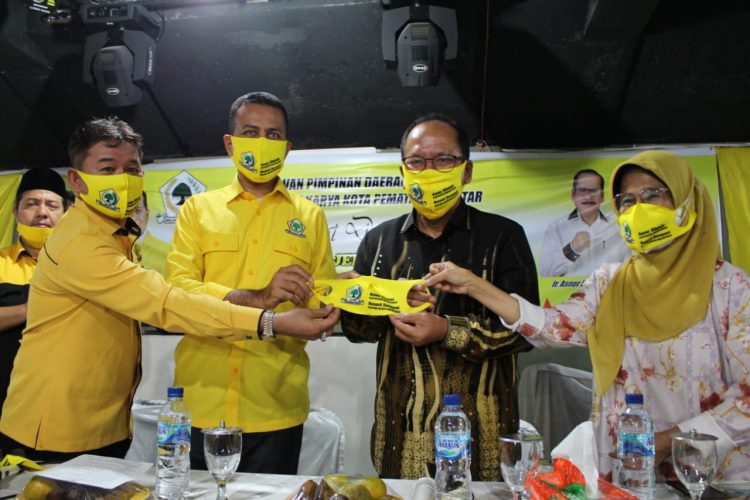 Drs H Musa Rajekshah M.hum dan Mangatas Silalahi menyerahkan masker Golkar kepada Ir Asner Silalahi Mt bersama dr Susanti Dewayani SpA.