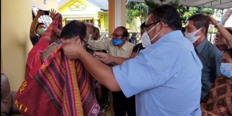 Asner Silalahi dan istrinya Juliati Sihombing tengah diulosi tokoh-tokoh Simanjuntak kota Pematangsiantar.