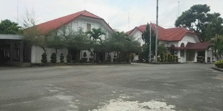 Kompleks kantor DPRD Siantar tampak kosong melompong pada Kamis (12/11) siang. Ruang-ruang komisi dan fraksi dalam kondisi tertutup. Hanya ada beberapa ASN yang beraktifitas seperti biasa di ruangan sekretariat. (isiantar/nda).