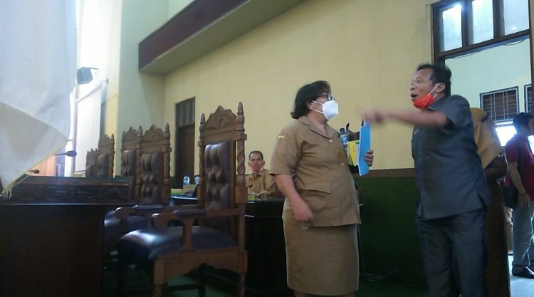 Kabid Anggaran BPKD Kota Siantar, Rosion Hutauruk, tengah berbincang dengan Anggota DPRD Kota Siantar, Baren Alijoyo Purba, sesaat setelah berakhirnya sidang paripurna pengesahan APBD TA 2021, Senin (23/11) sore. Di belakang mereka tampak Sekretaris DPRD Kota Siantar, Wanden Siboro. (isiantar/nda).