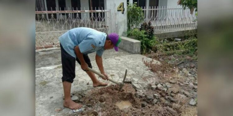 Petugas tim teknis PDAM Tirtauli tengah melakukan penutupan lubang instalasi ke pelanggan tidak aktif.