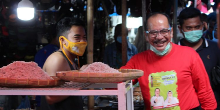 Asner Silalahi saat berkeliling dan menyapa pedagang Pasar Horas, Jumat (5/12/2020).