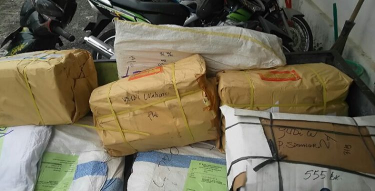Paket berisi bundelan tanda bukti pencocokan dan penelitian yang tiba di Gedung KPU Pematangsiantar, Kamis siang (9/7/2020). (isiantar/nda).