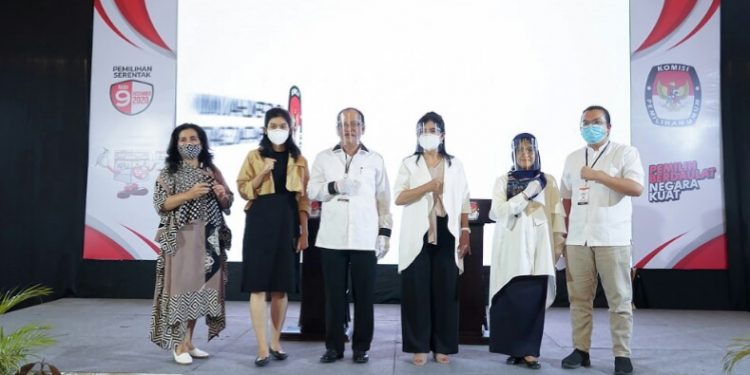 Ir Asner Silalahi MT dan dr Susanti Dewayani SpA foto bersama dengan keluarga.