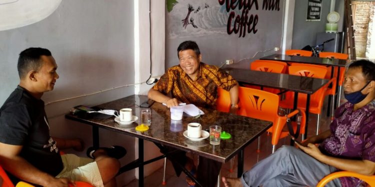 Kordinator YRKI Wilayah Kota Pematangsiantar, Muslimin Akbar (tengah), saat berdiskusi dengan dua Anggota YRKI Wilayah Kota Pematangsiantar, Ferry Simarmata (kiri), dan Binaris Situmorang (kanan), di Warkop Jalan Sudirman, Pematangsiantar, Minggu (6/12/2020) pagi.