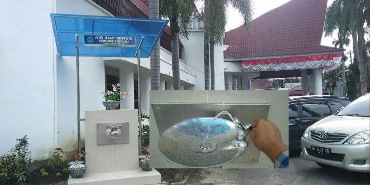 Stan air siap minum dengan kanopi biru tampak berdiri di halaman kantor BKD, kompleks Balai Kota, Rabu (16/12/2020). (isiantar/nda).