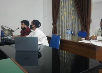 Kartini Batubara mengenakan baju merah bermotif saat mengikuti rapat di ruangan Komisi III. Dalam rapat ini Kartini Batubara mewakili Dinas Kominfo, Sebab Kepala Dinas Kominfo Posma Sitorus baru ditahan oleh kejaksaan terkait kasus korupsi. (Foto/Ist.)