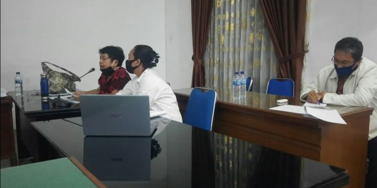 Kartini Batubara mengenakan baju merah bermotif saat mengikuti rapat di ruangan Komisi III. Dalam rapat ini Kartini Batubara mewakili Dinas Kominfo, Sebab Kepala Dinas Kominfo Posma Sitorus baru ditahan oleh kejaksaan terkait kasus korupsi. (Foto/Ist.)