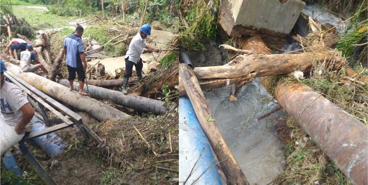 Tampak beberapa diantara pipa distribusi PDAM Tirtauli yang patah akibat diterjang banjir yang terjadi di Panei Tongah pada Senin (11/1) malam.